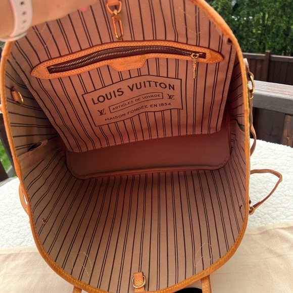 Authentic Louis Vuitton Neverfull MM. - Picture 13 of 14